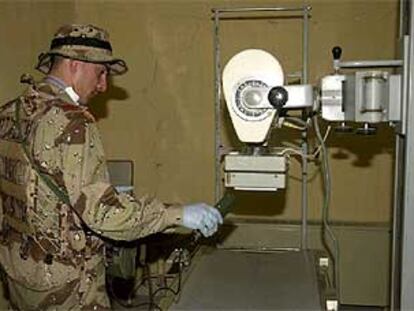 Un soldado español mide los niveles de radiación del hospital de Um Qasr para garantizar la seguridad.
