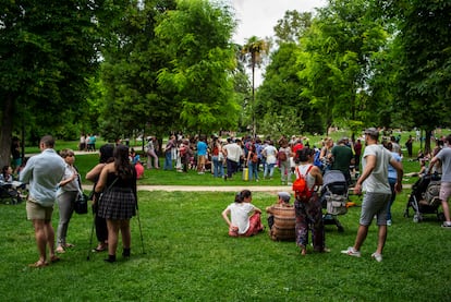 Cientos de personas disfrutan del parque del Retiro el pasado 9 de mayo.