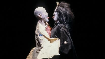 Pintados de blanco, dos miembros de una compañía japonesa de 'butoh' gesticulan y hacen aspavientos en
plena actuación.