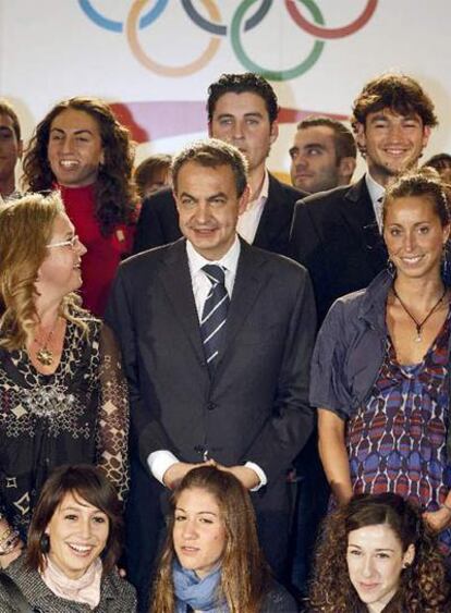 Zapatero, con los deportistas en la presentación del ADO.