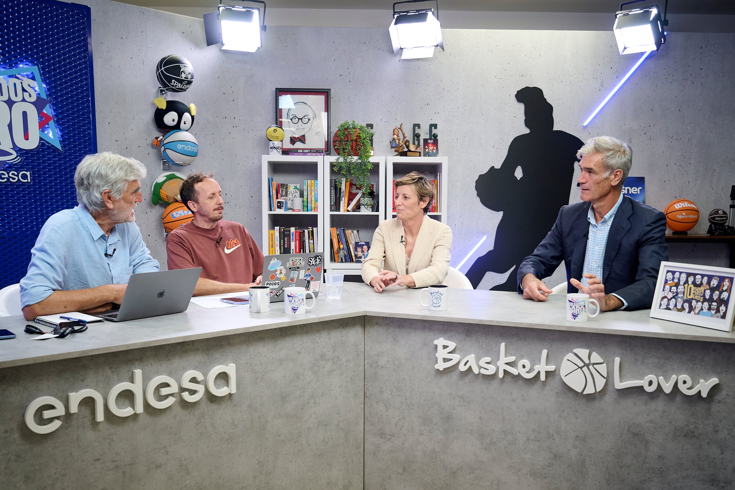 Antes del comienzo de la gala, la presidenta de la FEB Elisa Aguilar y el de la ACB Antonio Martín pasaron por los micros del programa Colgados del Aro, dirigido por Juanma Iturriaga y Pablo Lolaso.