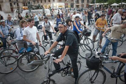 Participantes en el acto reivindicativo de las bicicletas como medio de transporte, ayer en la plaza de la Virgen de Valencia.