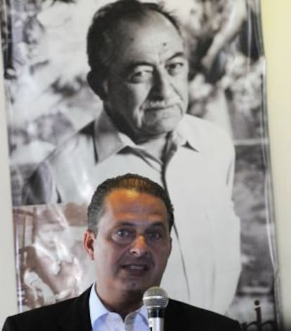 Campos à frente de retrato do avô Miguel Arraes.