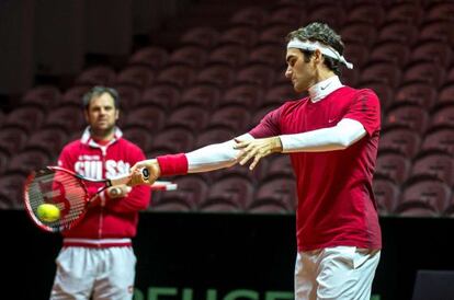 Federer, entrenándose hoy ante la mirada de Luthi, seleccionador suizo. 