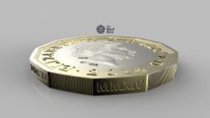 Fotografía facilitada por la Real Casa de la Moneda británica que muestra la nueva moneda dodecagonal, que sustituirá a la actual. La moneda está inspirada en la antigua pieza de tres peniques, que fue la primera moneda en tener acuñado el rostro de la reina Isabel II. La nueva moneda contiene elementos para dificultar su falsificación.