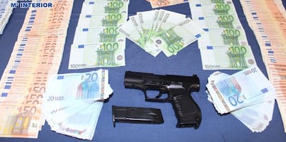 Dinero en efectivo y la pistola incautada a los detenidos.