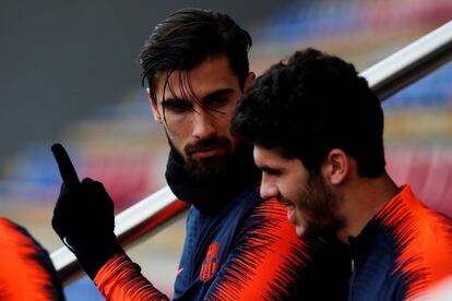 Andr&eacute; Gomes junto a Ale&ntilde;&agrave; en la ciudad deportiva. 