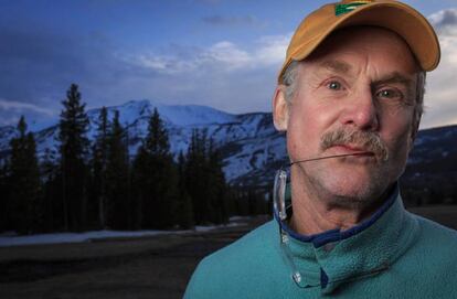 David Quammen, em uma foto tirada no parque nacional de Yellowstone, nos EUA.