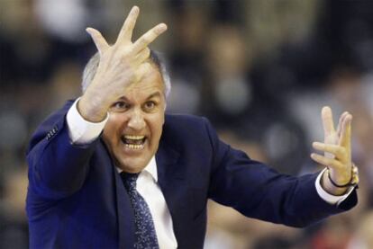 Zeljko Obradovic da instrucciones desde la banda durante la última final a cuatro de la Euroliga, disputada en Barcelona.