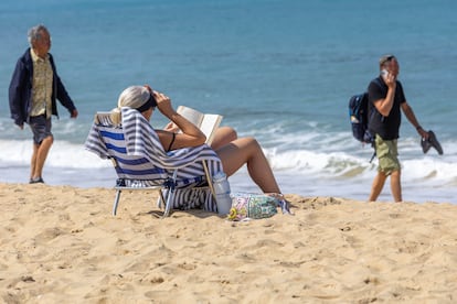 Una mujer leyendo en la playa de La Concha, San Sebastián