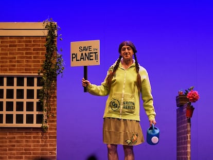 El actor Fidel Fernández interpreta a la activista Greta Thunberg durante una escena de 'Greenpiss', de la compañía Yllana.