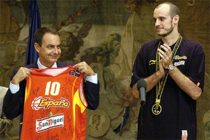 El presidente del Gobierno posa con la camiseta de la selección junto a Carlos Jiménez.