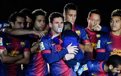 Messi, con su hijo en brazos, celebra el título.