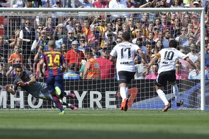 Bravo atura el penal a Parejo.