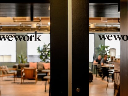 El logo de WeWork en las oficinas de la empresa en San Francisco, California, EE UU.