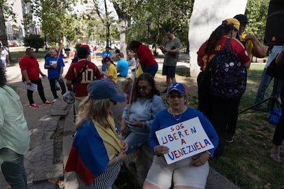 Venezolanos residentes en Chile protestan contra la investidura de Nicolás Maduro, el sábado en el centro de Santiago. EFE/ Ailen Díaz