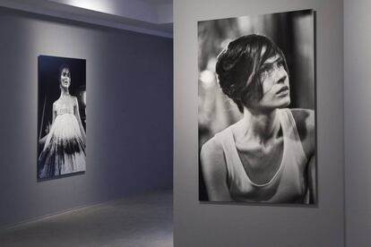 Dos fotografías tomadas en Londres en 1998. A la izquierda, 'Insensé II', con la modelo Shalom Harlow durante el desfile Nº 13. A la derecha, 'Sacred Face', de la serie Les Femmes.