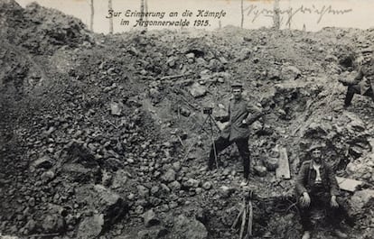 Esta imagen de un soldado posando con una cámara montada en un trípode fue sacada entre 1914-15 por un fotógrafo anónimo, y se imprimió como una postal. Los soldados de ambos bandos de la Primera Guerra Mundial se lanzaron con entusiasmo a sacar fotos, que en muchos casos podían revelar, imprimir e incluso comercializar en el mismo frente, y luego mandarlas a casa. El uso de los cuartos oscuros en las trincheras estaba más restringido entre los británicos, cuyo gobierno desde el principio quiso mantener un férreo control de las imágenes de guerra. Con frecuencia los combatientes creaban sus propios álbumes con postales de instantáneas sacadas por otros soldados.