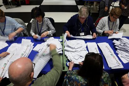 Conteo de votos este sbado en el centro Wyclow, en la localidad irlandesa de Greystones.