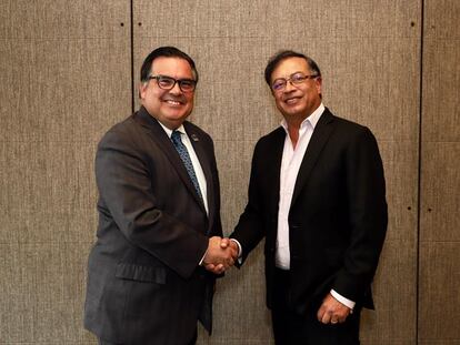 El embajador encargado de Estados Unidos, Francisco L. Palmieri, con el presidente electo, Gustavo Petro, este lunes.