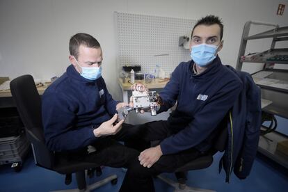 Dos trabajadores de Escribano muestran el corazón mecánico del respirador VITAE 40 en la fábrica de la empresa, en Alcalá de Henares (Madrid)