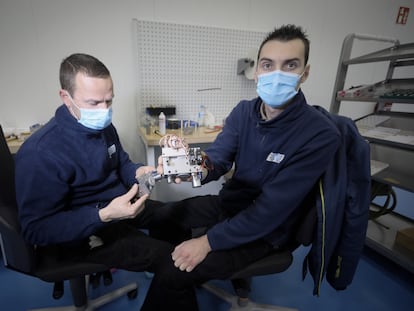 Dos trabajadores de Escribano muestran el corazón mecánico del respirador VITAE 40 en la fábrica de la empresa, en Alcalá de Henares (Madrid)