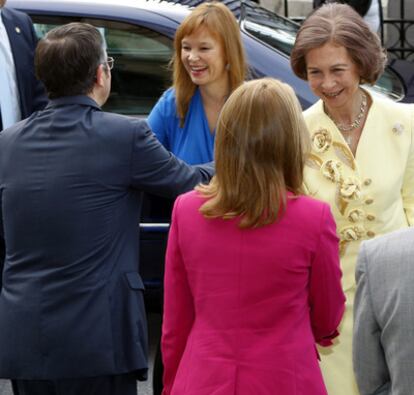 La reina Sofía, junto a la ministra de Sanidad, Política Social e Igualdad, Leire Pajín (2i), fue recibida por el lehendakari Patxi López (de espaldas-i), y la presidenta del Parlamento Vasco, Arantza Quiroga (de espalasa-2d), a su llegada hoy, en Bilbao, a la inauguración del congreso 'Familia, adolescentes, drogas', organizado por la Fundación de Ayuda contra la Drogadicción (FAD) y el ministerio de Sanidad, en el que pronunció una conferencia el presidente del Observatorio Europeo de las Drogas y Toxicomanías, Joao Castel-Branco.