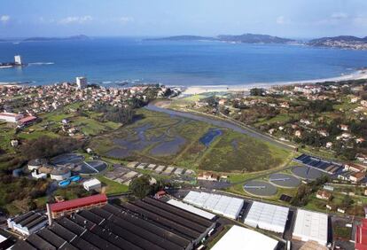 Instalación de la depuradora de Vigo, junto a la playa de Samil