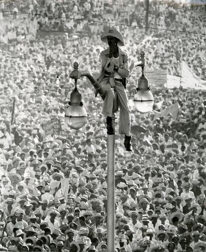 El Quijote de la farola, Plaza de la Revolución, La Habana, Cuba 1959. Prueba de época, gelatina de plata sobre papel baritado . Colección Alexis Fabry c/o Toluca Fine Arts.