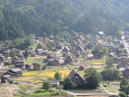 La aldea de Shirakawa-go vista desde el mirador del castillo de Ogimachi (la disposición de las casas refleja el curso del río).