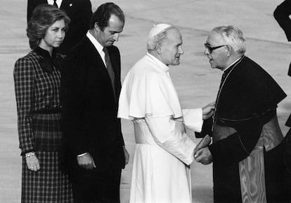 El papa Juan Pablo II saluda al cardenal primado de España, Marcelo González Martín, en presencia de los reyes Juan Carlos y Sofía, a su llegada al aeropuerto de Barajas, en su viaje a Madrid de 1982.