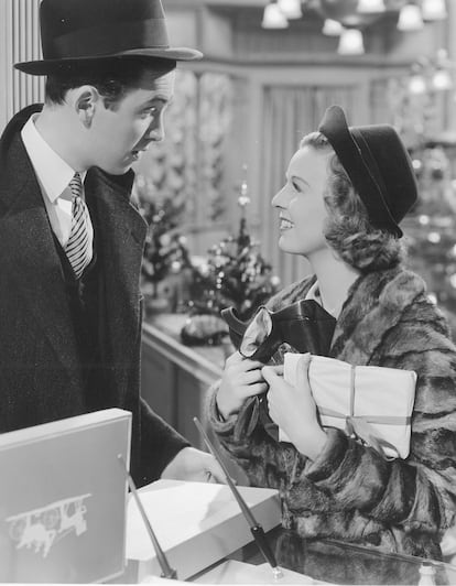 El bazar de las sorpresas (Ernst Lubitsch, 1940)

	James Stewart y Margaret Sullavan protagonizaron esta comedia romántica con desenlace navideño sobre dos compañeros de trabajo que se llevan a matar pero que mantienen, sin saberlo, una relación epistolar totalmente romántica y que serviría de base para el remake de Nora Ephron en Tienes un e-mail.