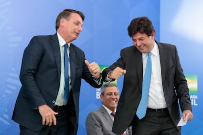 O presidente Bolsonaro faz cumprimento de cotovelo com o ex-ministro  Mandetta em cerimônia no Palácio do Planalto.