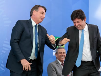 O presidente Bolsonaro faz cumprimento de cotovelo com o ex-ministro  Mandetta em cerimônia no Palácio do Planalto.