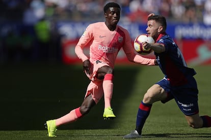 Moussa Wague (a la izquierda) y Javi Galan, durante el partido.