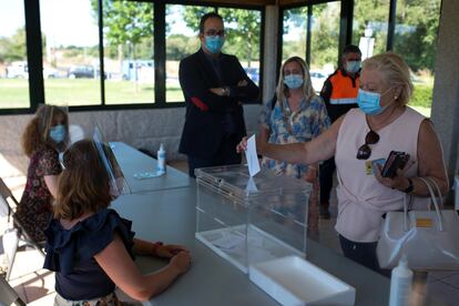 Votación simulada durante la visita a un colegio electoral del Ayuntamiento de Pereiro de Aguiar (Ourense).