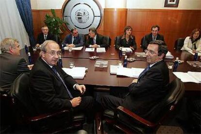 En primer plano, los diputados generales de Guipúzcoa y Vizcaya, en un  Consejo Vasco de Finanzas.