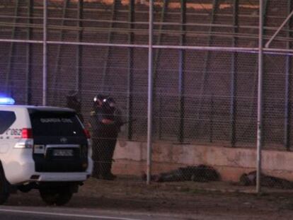 Tres inmigrantes heridos quedaron tendidos entre las dos vallas de Melilla.
