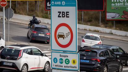 Coches entrando en Barcelona por la ronda de Dalt, ante un cartel informativo de la Zona de Bajas Emisiones (ZBE), en una imagen de archivo.