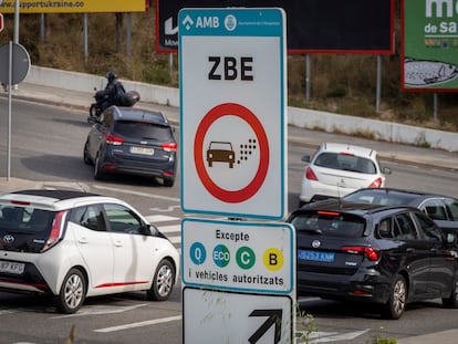 Coches entrando en Barcelona por la ronda de Dalt, ante un cartel informativo de la Zona de Bajas Emisiones (ZBE), en una imagen de archivo.