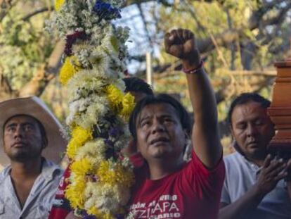 El asesinato de un activista en México tensa la consulta convocada por López Obrador sobre una central energética. Opositores al proyecto roban una decena de urnas