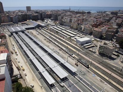 Vista de la estación del AVE de la línea Madrid-Alicante, con la ciudad al fondo.