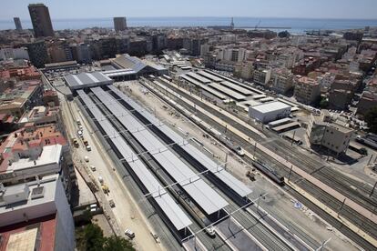 Vista de la estación del AVE de la línea Madrid-Alicante, con la ciudad al fondo.