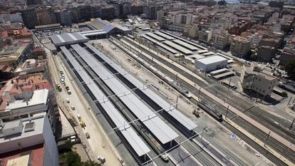 Vista de la estación del AVE de la línea Madrid-Alicante, con la ciudad al fondo.