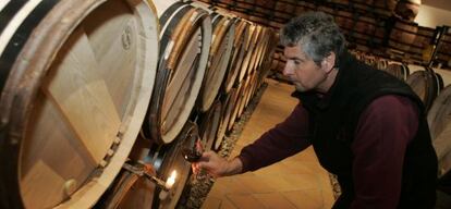 Un trabajador de la bodega de vino de Chateau Haut- Brion en Pessac, Burdeos.