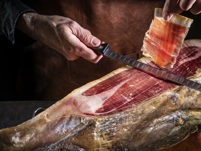 El soporte para el jamón es muy útil para cortarlo correctamente. GETTY IMAGES.