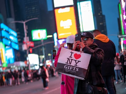 Un hombre toma una fotografía en Times Square, Nueva York, el 25 de diciembre de 2023.