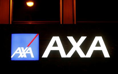 Logo de la aseguradora Axa en su sede de Suiza, en marzo de 2020.