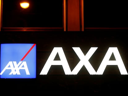 Logo de la aseguradora Axa en su sede de Suiza, en marzo de 2020.