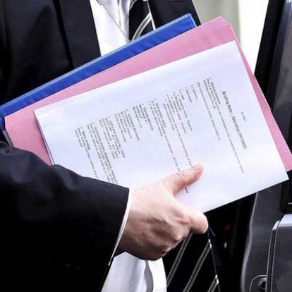 Detalle de los documentos que portaba el subcomisario Bob Quick, jefe del departamento contra el terrorismo de la Policía Metropolitana de Londres (MET), a su llegada este miércoles al nº 10 de Downing Street